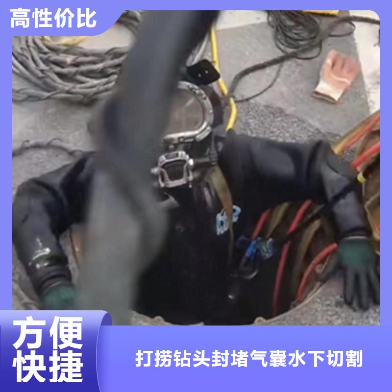 潜水员切割钢筋笼施工团队